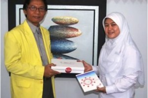 Rektor Universitas Kuningan Dr H Iskandar MM saat menerima penghargaan dari PT Telkom Indonesia.